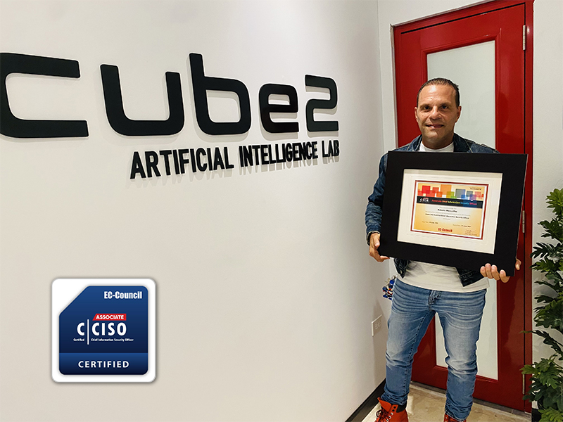 Roberto Mojica ha obtenido su certificación de CCISO
